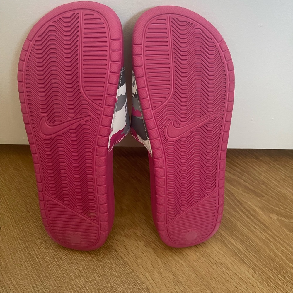 NIKE Slides - Picture 3 of 4